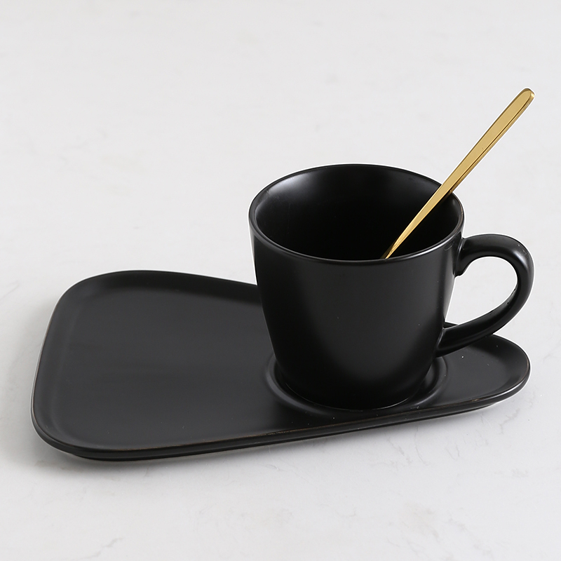 Tazza in ceramica con piattino