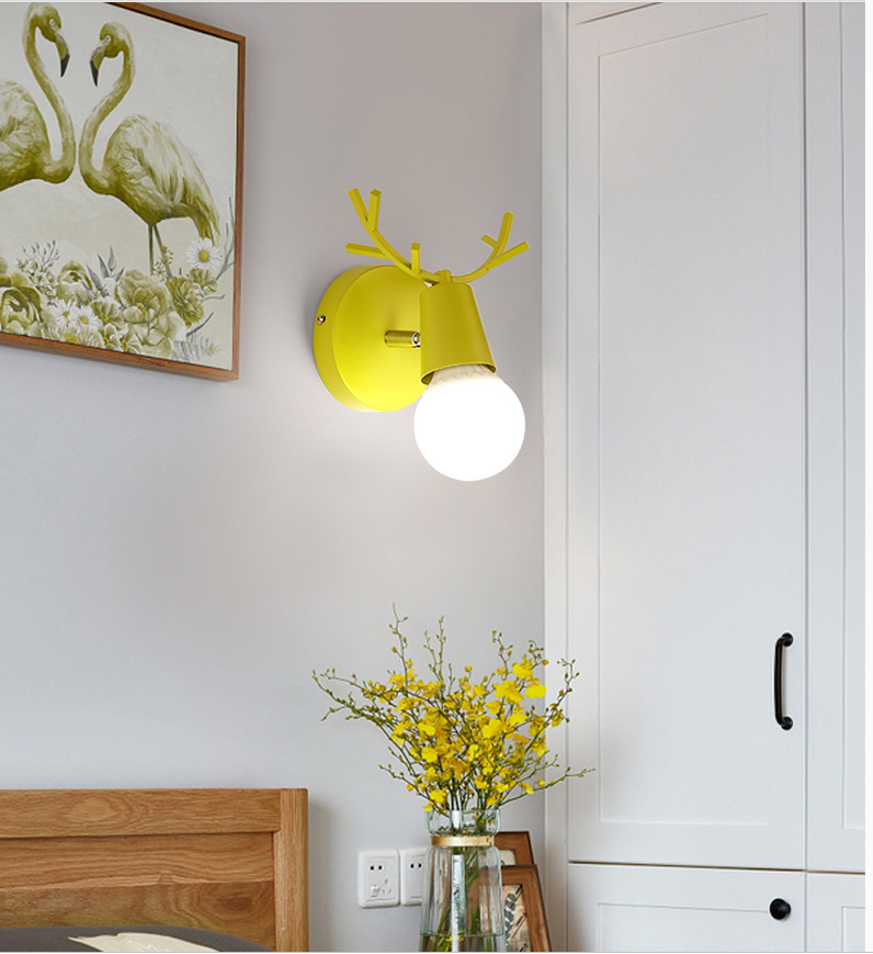 Nordische Wandleuchte im Schlafzimmer