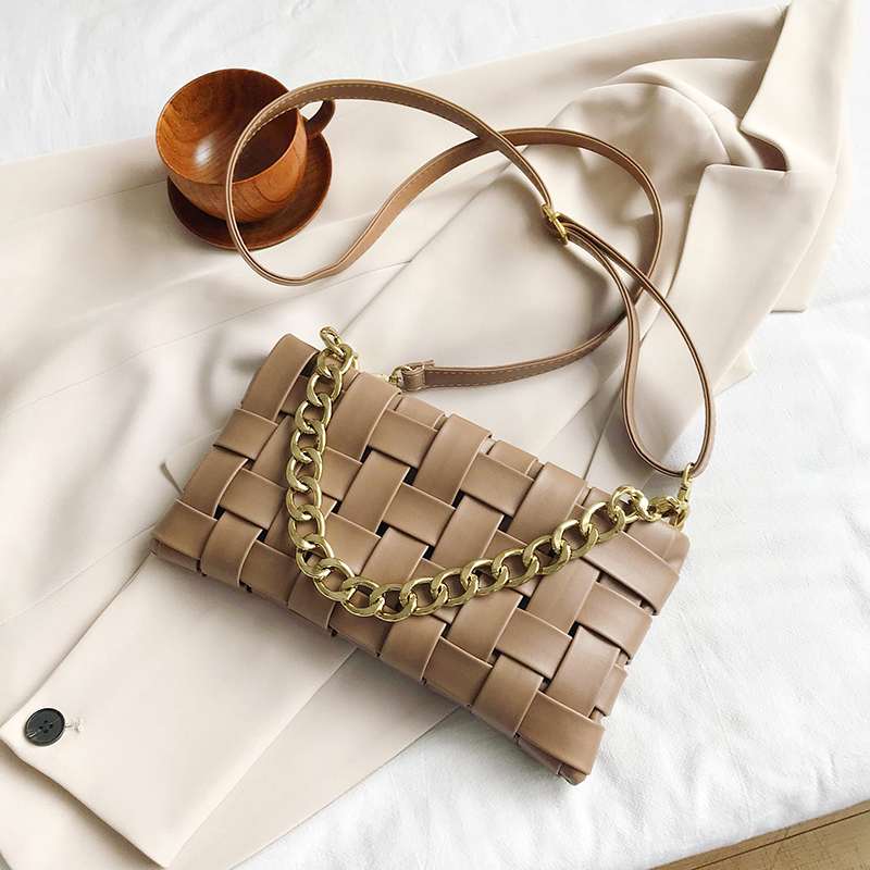 Casual Woven Bag Look