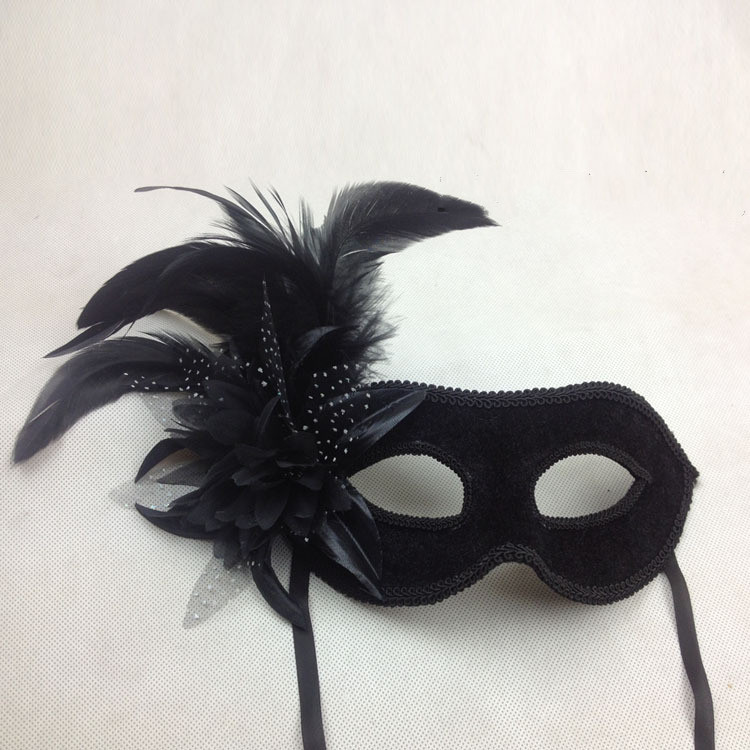 Elegant Feather Mask 1