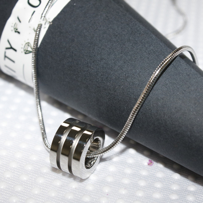 Minimalist Collarbone Chain - Lifestyle Image