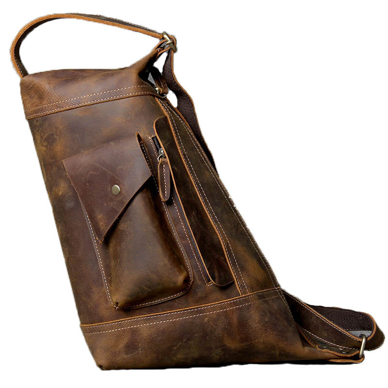 Vue détaillée du sac poitrine en cuir