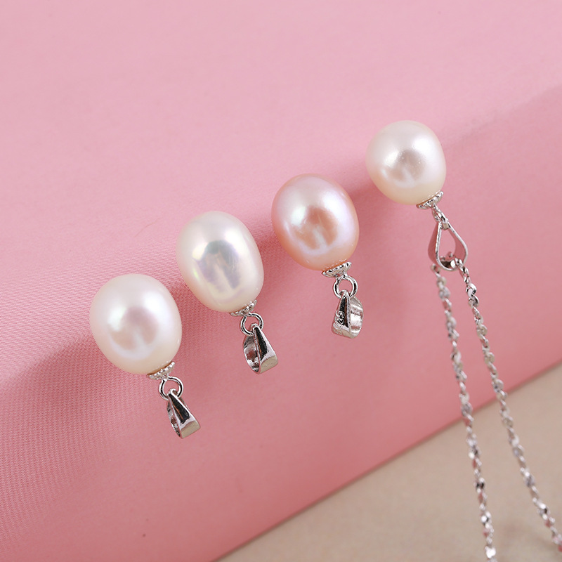 Stylish Pearl Pendant on Display