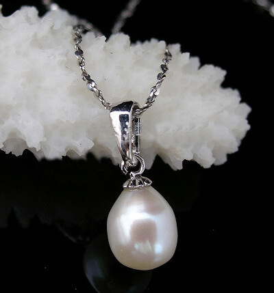Versatile Pearl Pendant in Different Angles