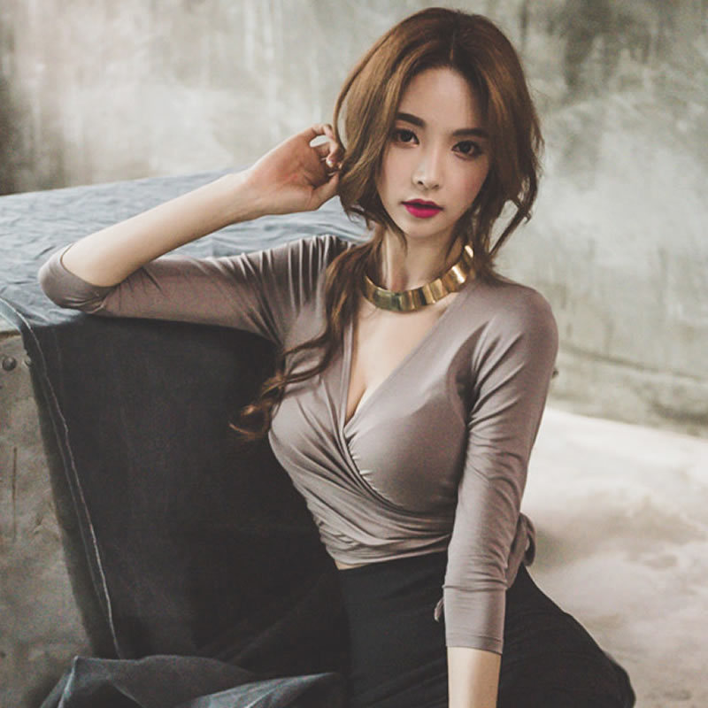 V-neck long-sleeve top in black