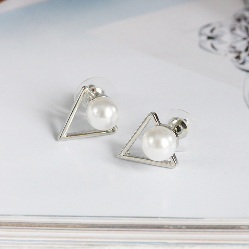 Elegant Design of Pearl Stud Earrings