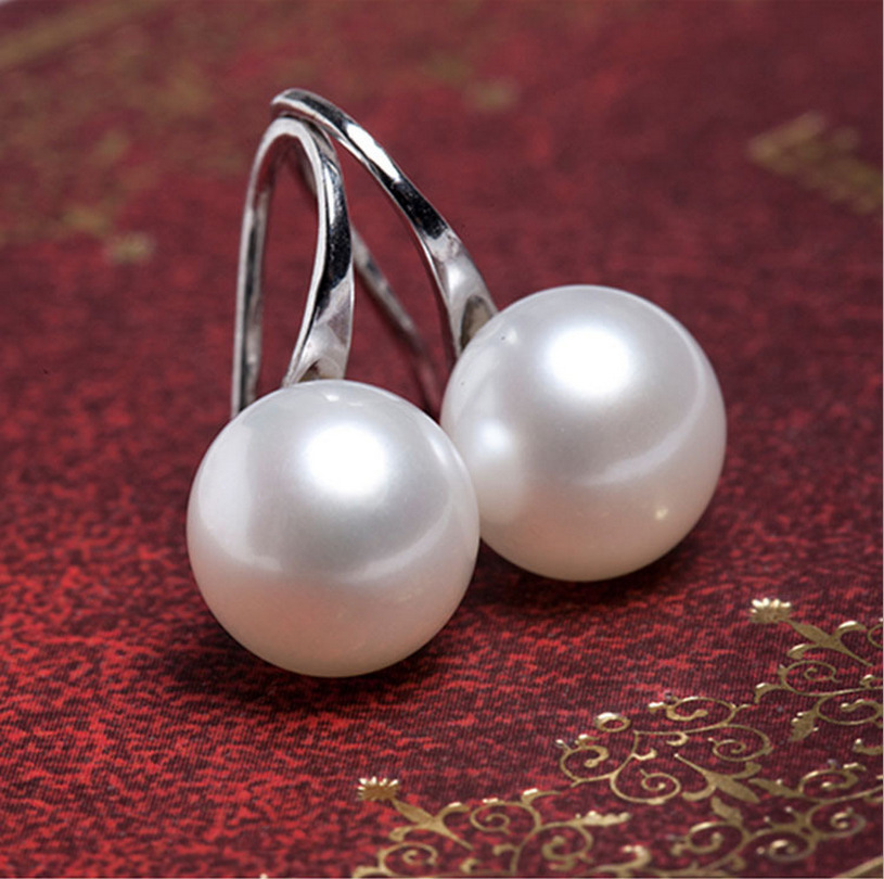 Pearl Earrings Image 3