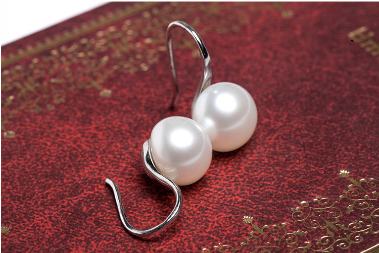 Pearl Earrings Image 2