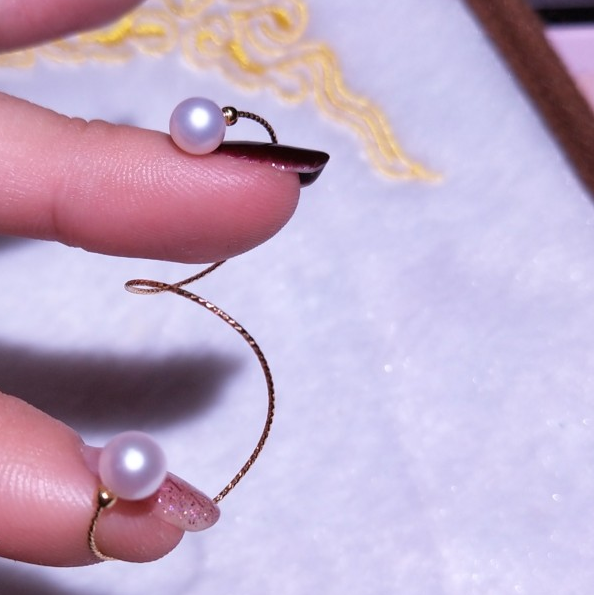 Chic Pearl Ring Close-Up