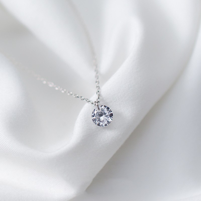 Elegant Silver Necklace with Diamond