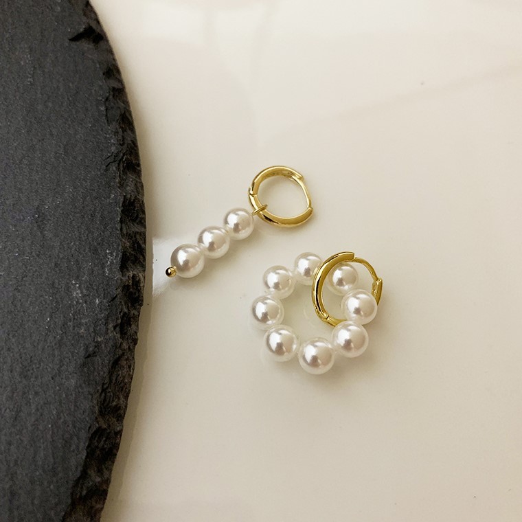 Pearl Earrings Display Image
