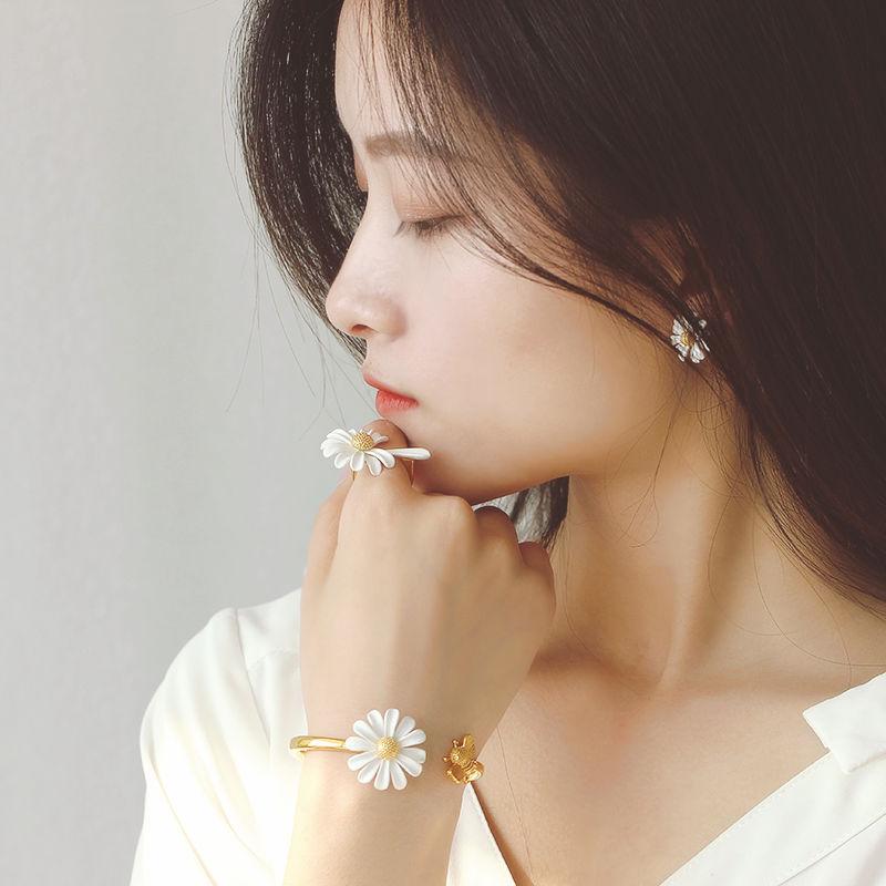 Daisy Earrings and Necklace Set