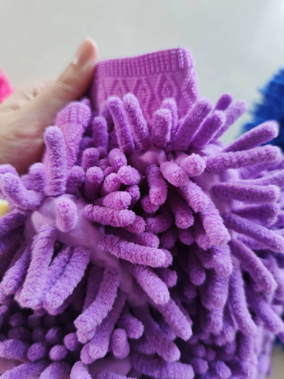 Using cleaning mitt