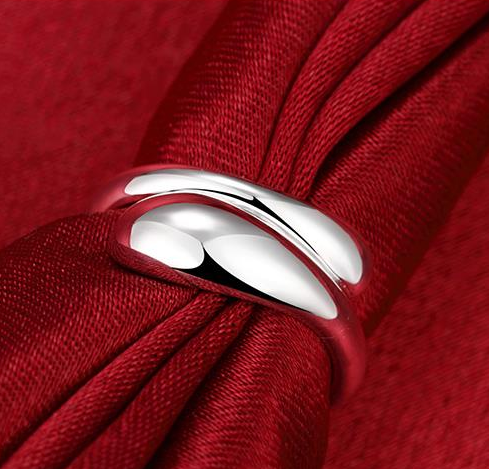 Elegante anillo con forma de gota de agua