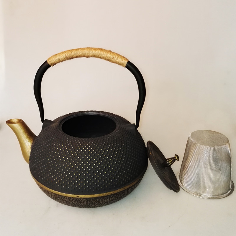 Tetsubin Teapot in Use