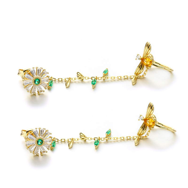 Bee Daisy Ear Clip
