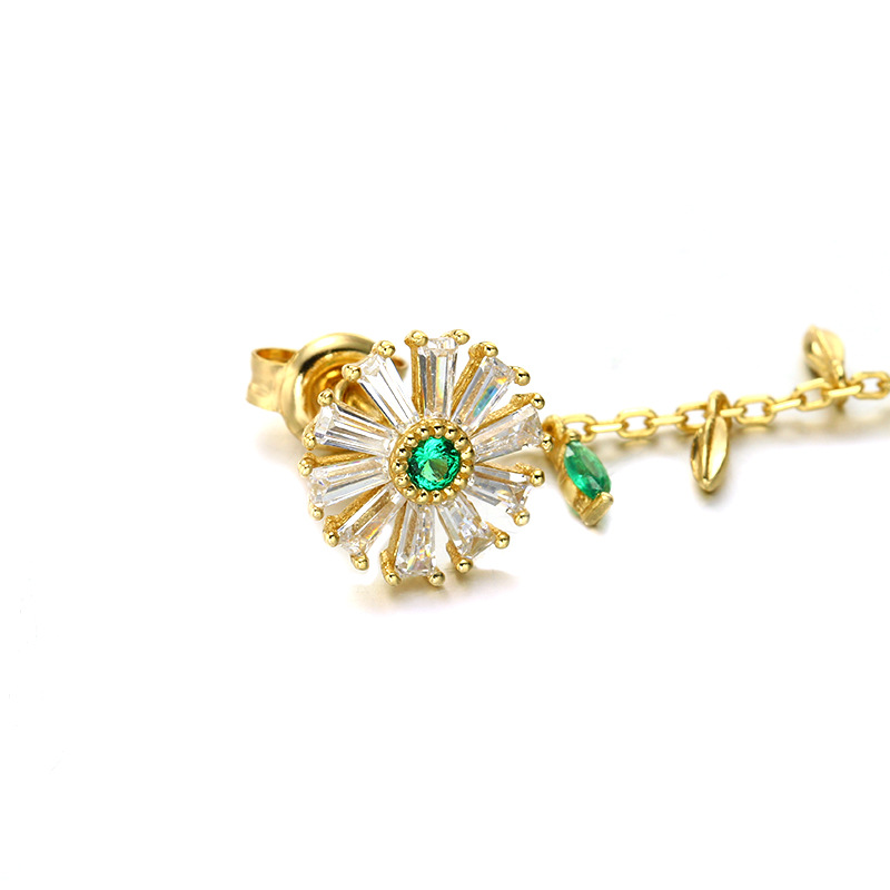 Bee Daisy Ear Clip