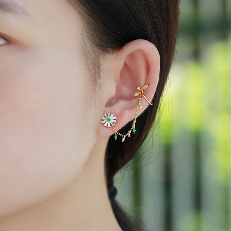 Bee Daisy Ear Clip