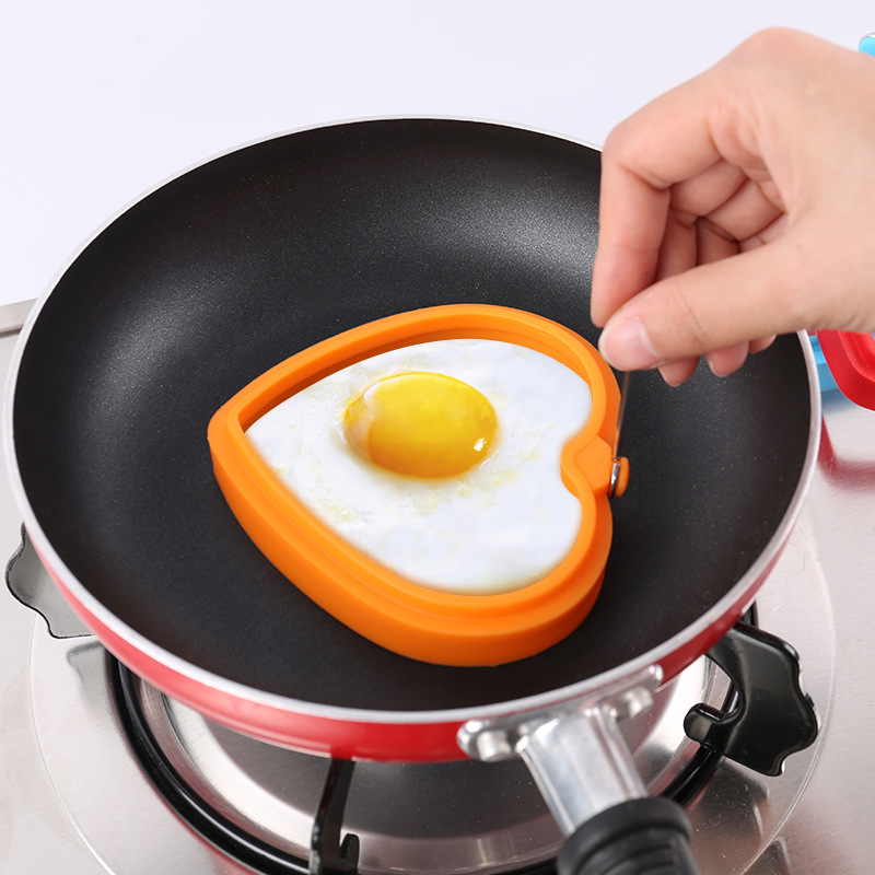 Using the silicone mold for pancakes