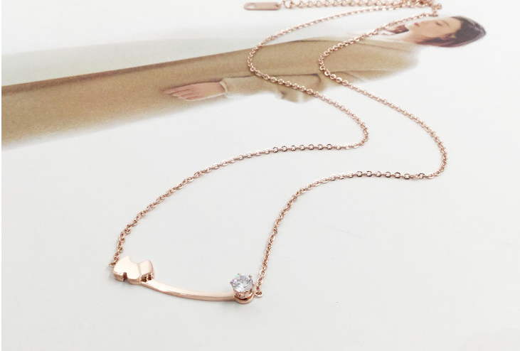 Elegant gold necklace with diamond pendant