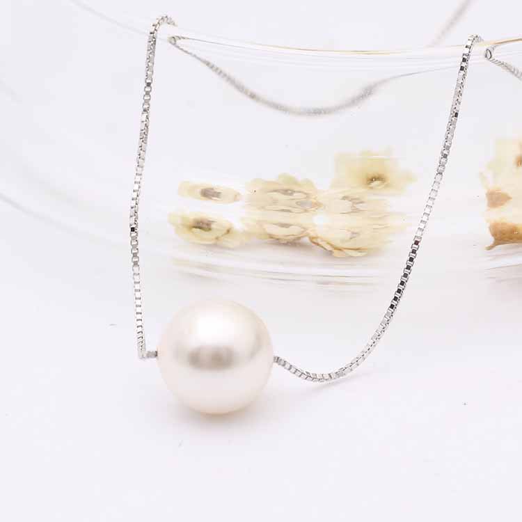 Short Pearl Necklace Image 3