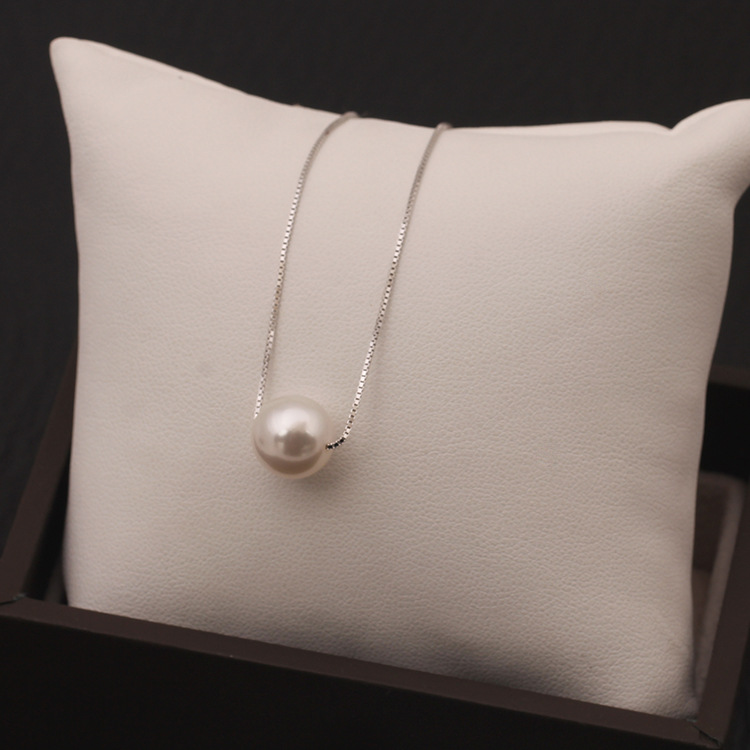 Short Pearl Necklace Image 5