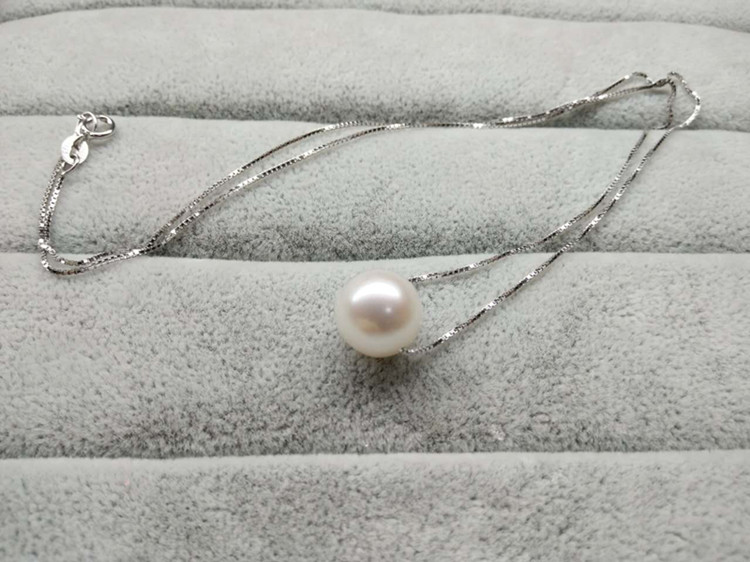 Short Pearl Necklace Image 1