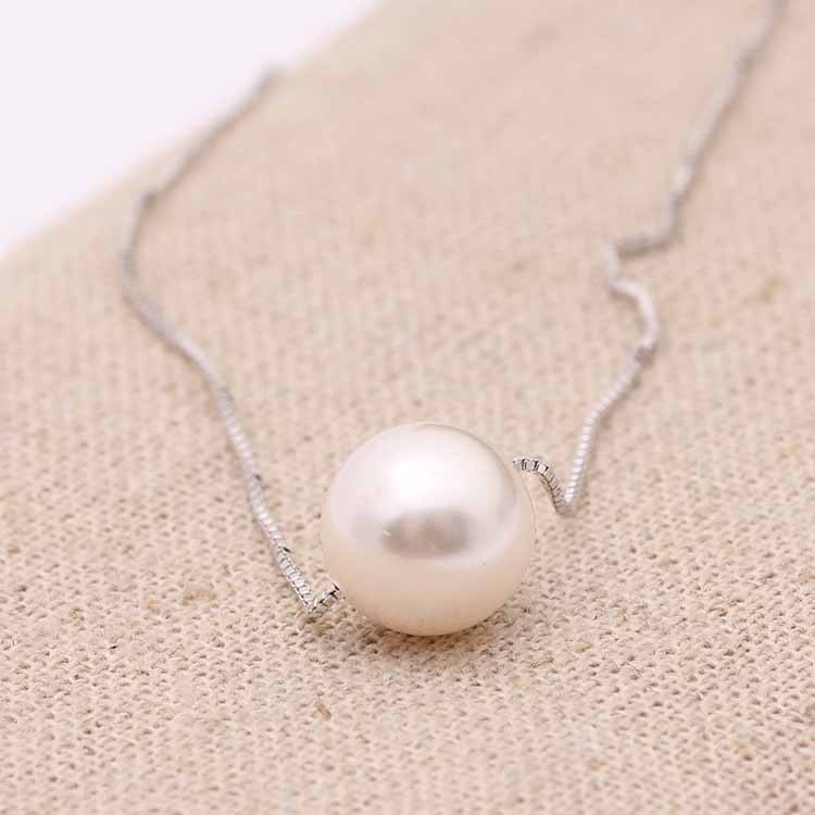 Short Pearl Necklace Image 4