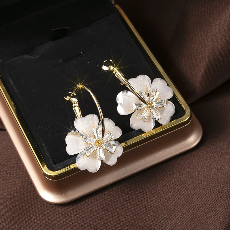 Stylish earrings in a chic setting
