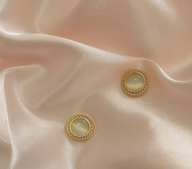 Elegant Design of Cat's Eye Earrings