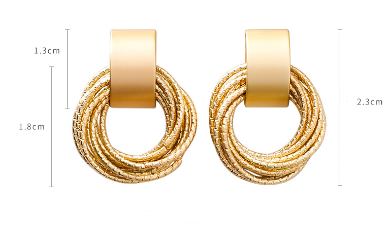 Elegant gold earrings