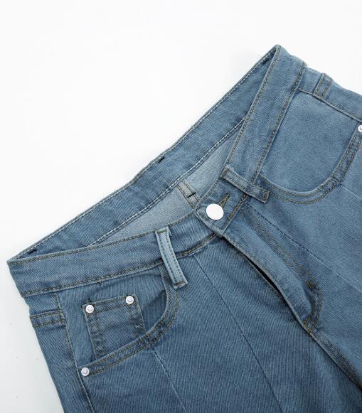 Stylish denim trousers with pockets