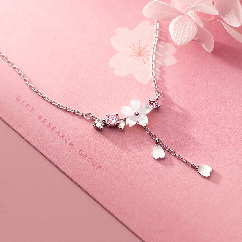 Shell Flower Necklace Image 2