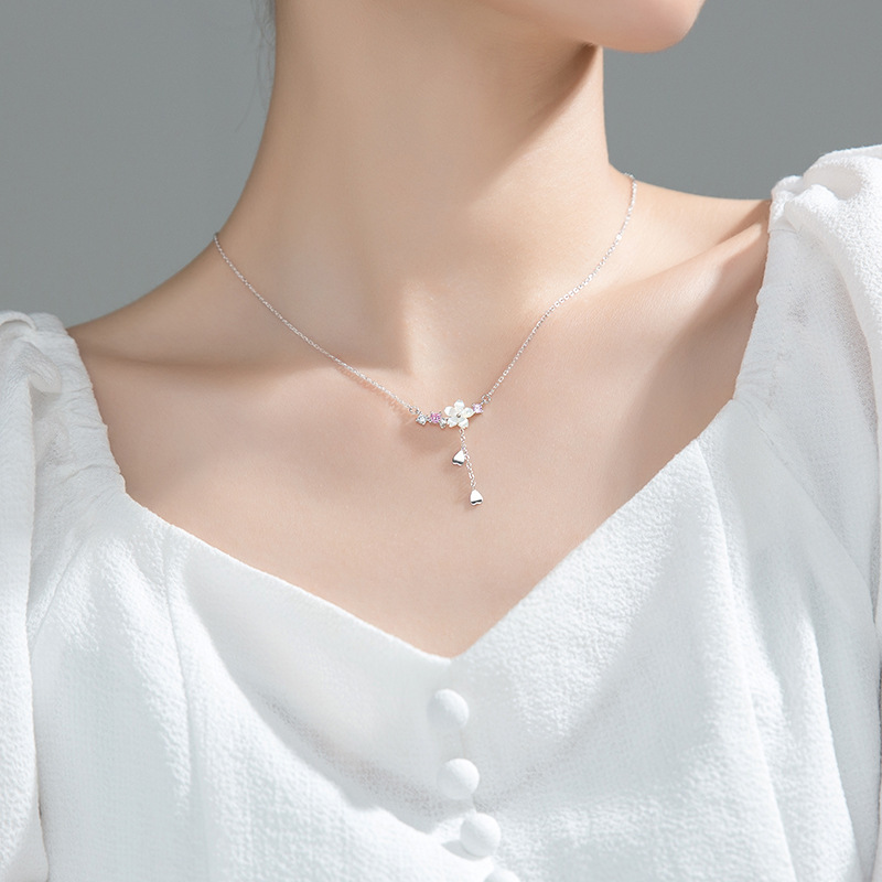 Shell Flower Necklace Image 3