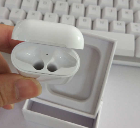 Wireless Earbud Charger Image 2