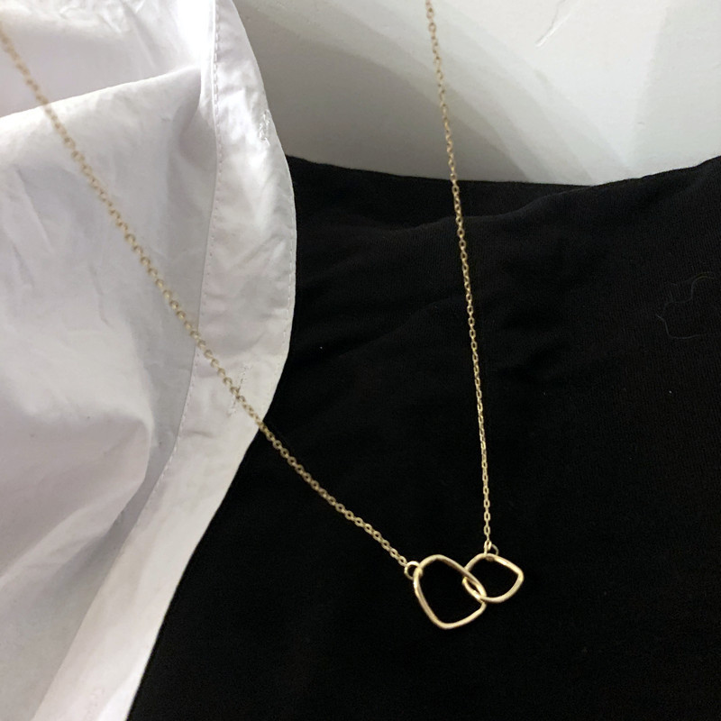 Présentation élégante du collier