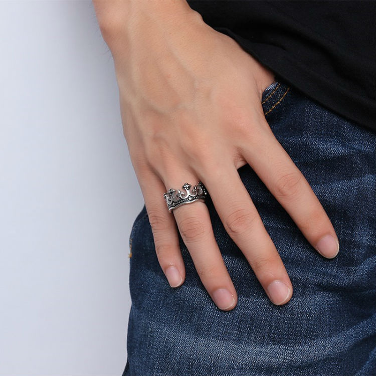 Retro Crown Ring Detail