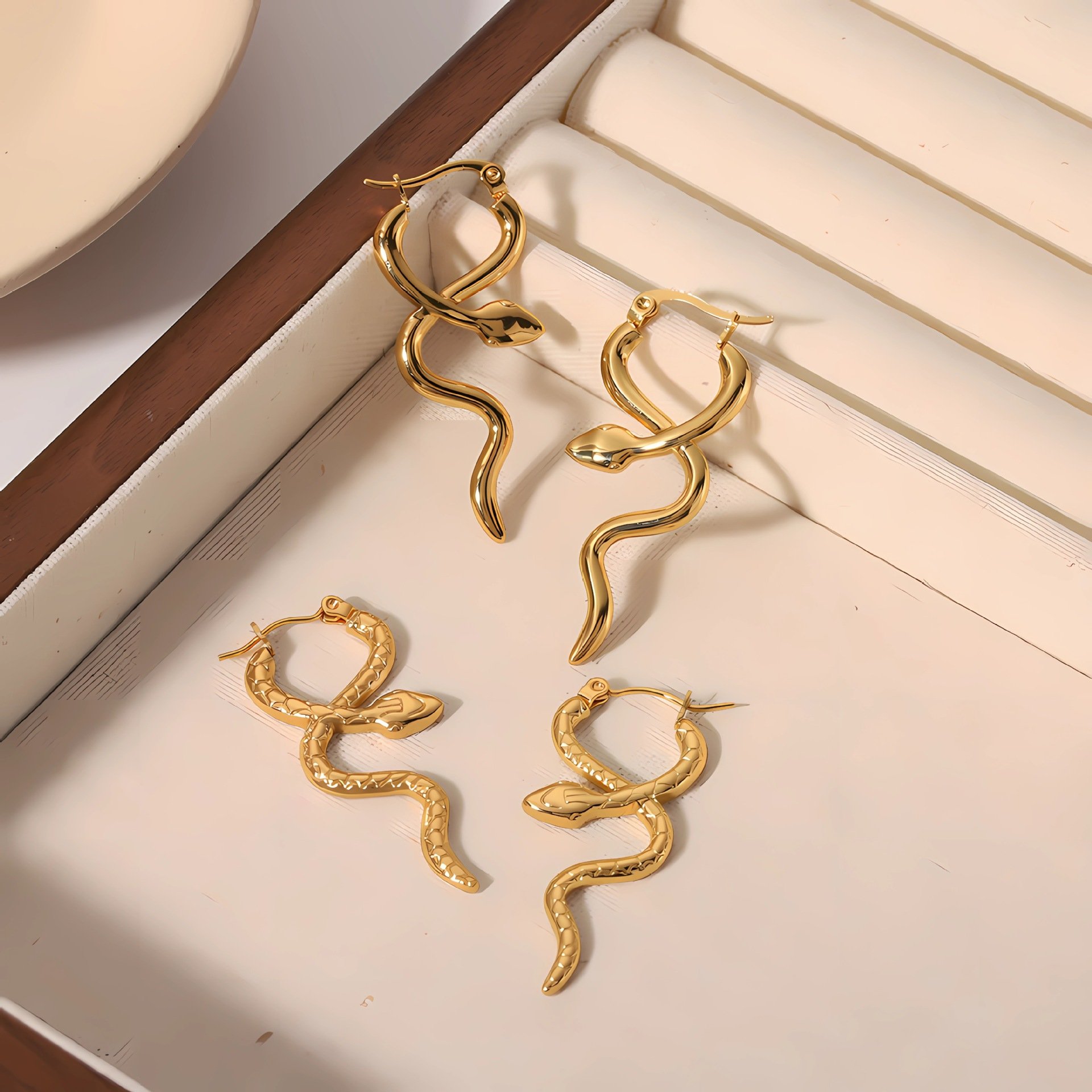 Serpentine Titanium Steel Ear Clip 3