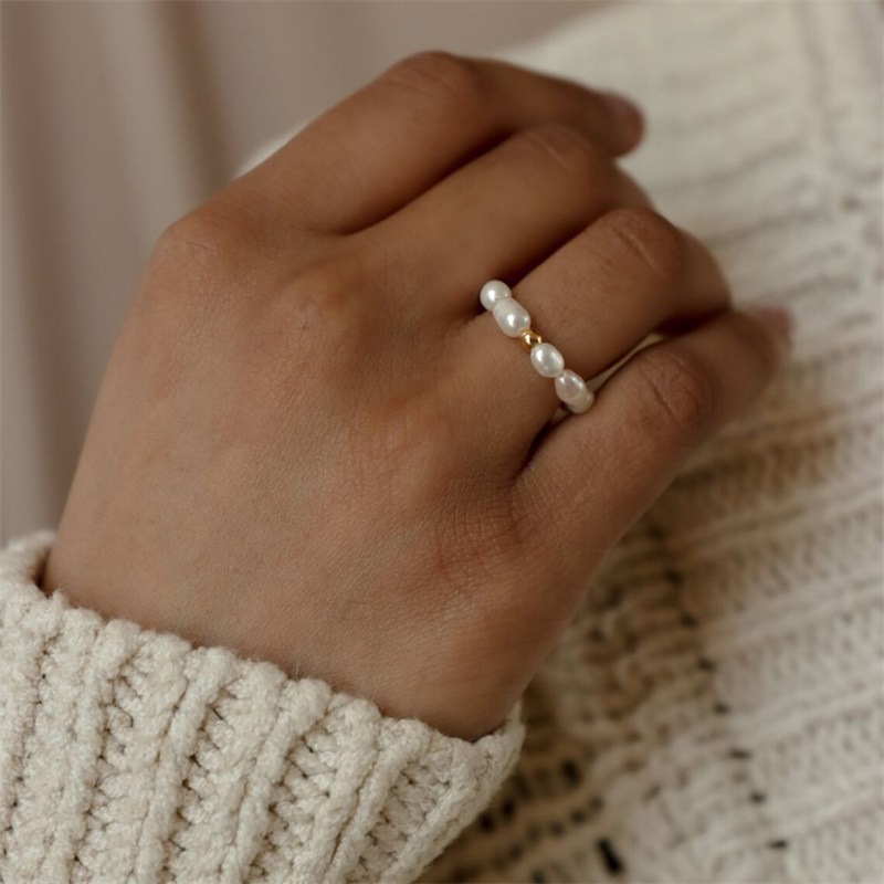 Elegant Pearl Ring Image 5