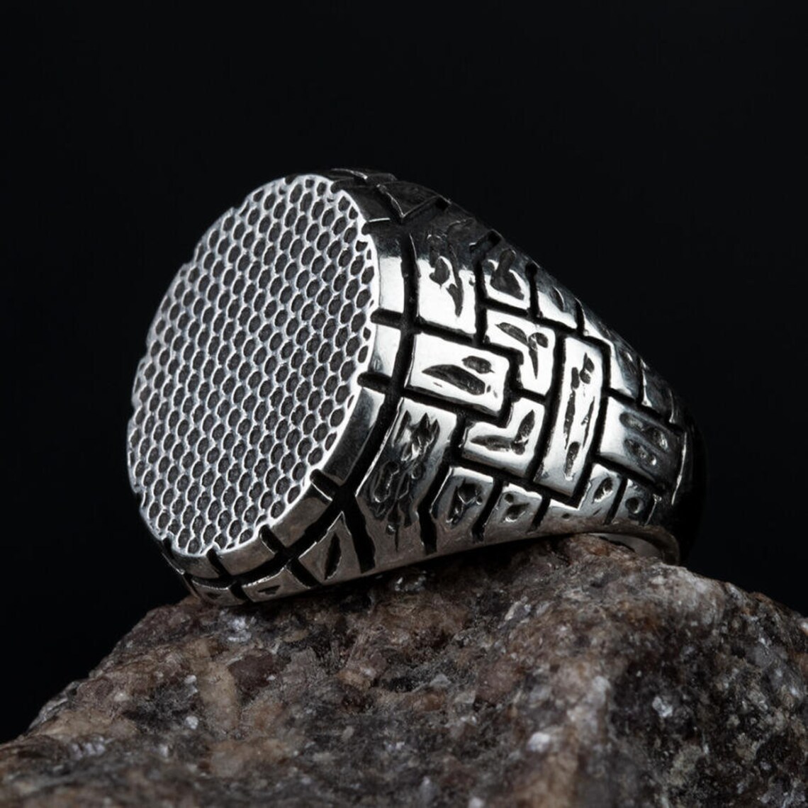 Men's Vintage Pattern Ring Image 2