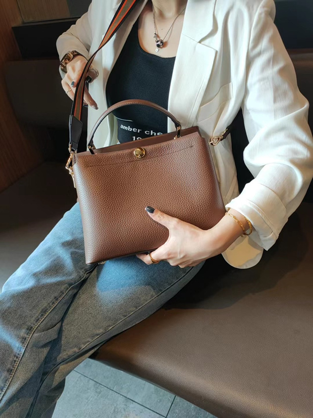 Large Capacity Soft Cowhide Shoulder Bag Image 1