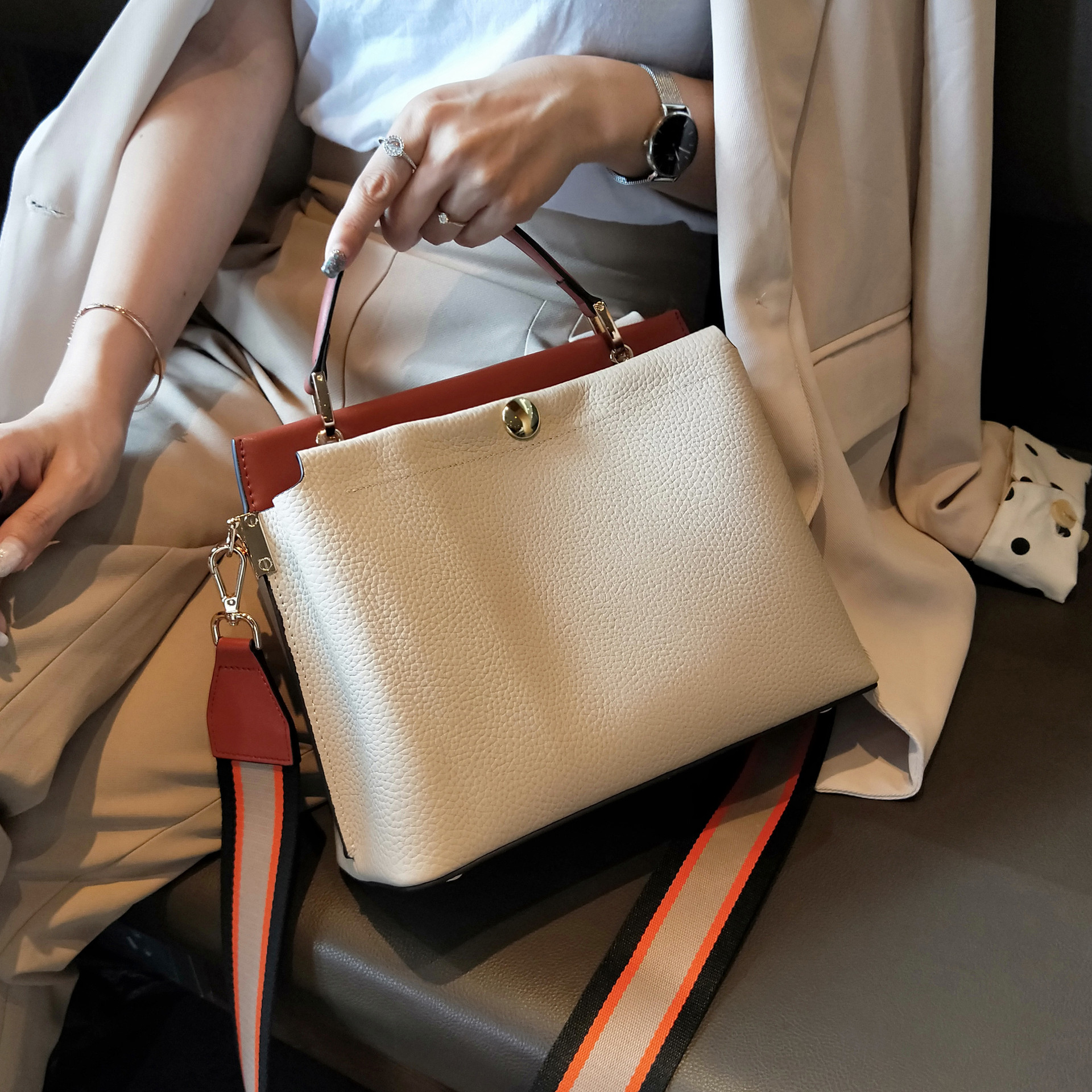 Large Capacity Soft Cowhide Shoulder Bag Image 4