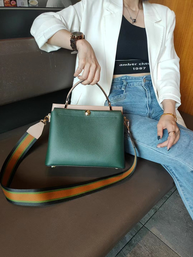Large Capacity Soft Cowhide Shoulder Bag Image 2