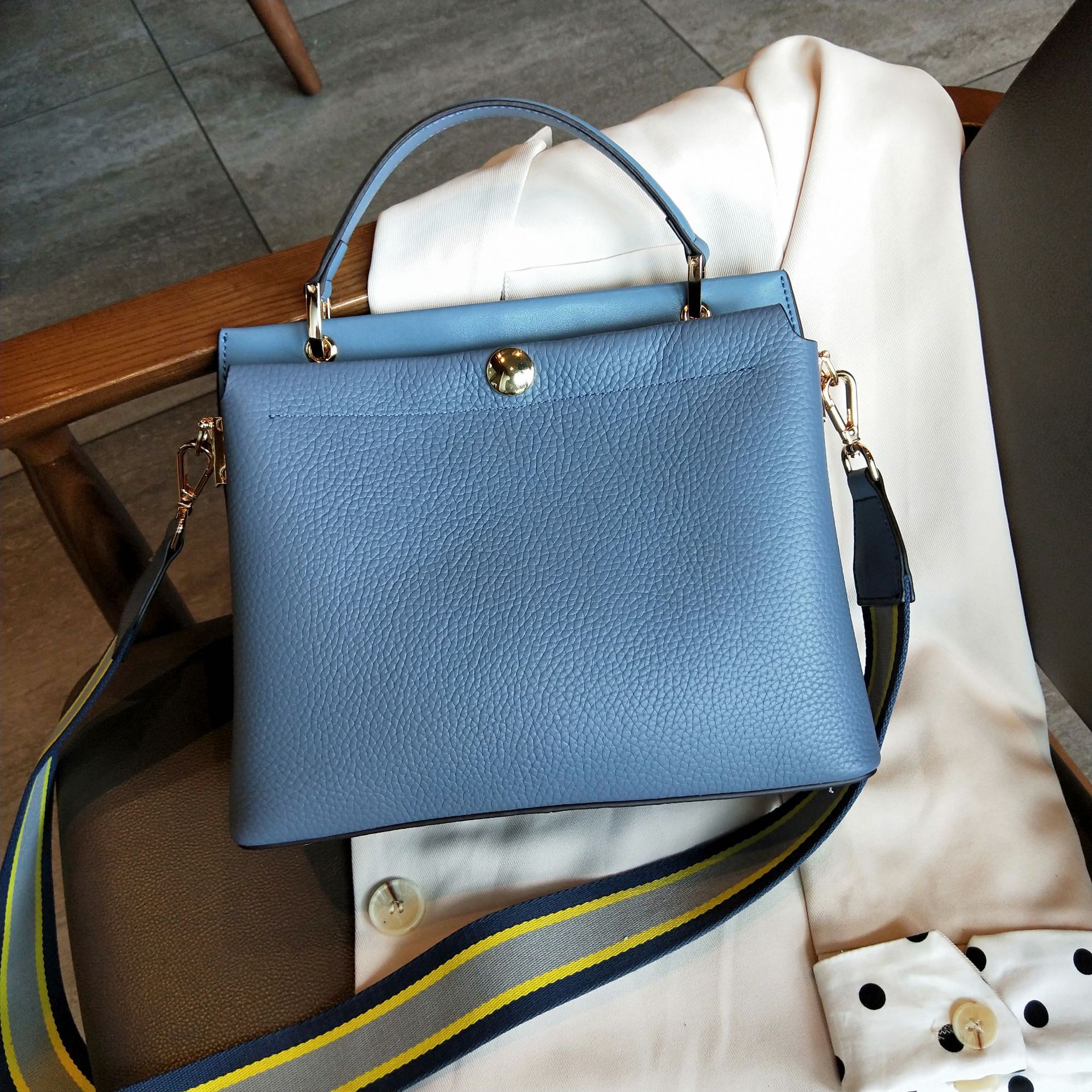 Large Capacity Soft Cowhide Shoulder Bag Image 5