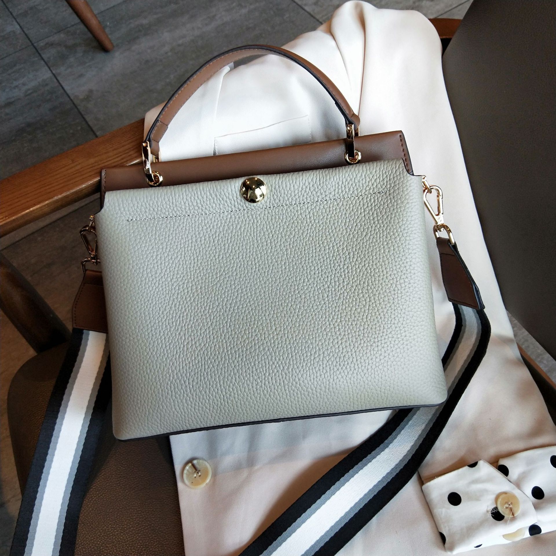 Large Capacity Soft Cowhide Shoulder Bag Image 3
