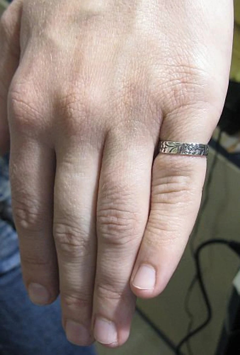 Women's Retro Antique Silver Pattern Ring Image 3