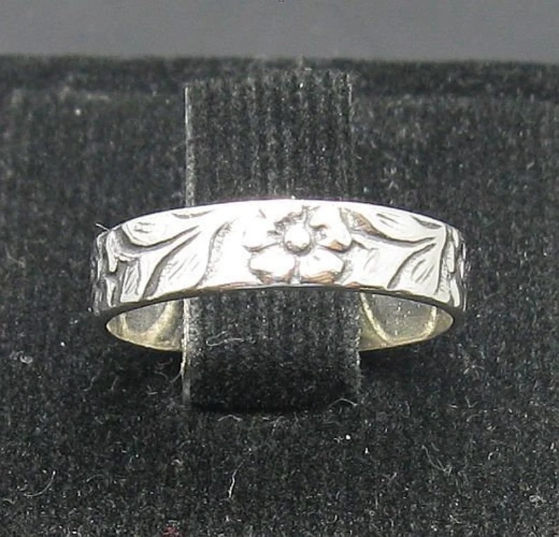 Women's Retro Antique Silver Pattern Ring Image 4