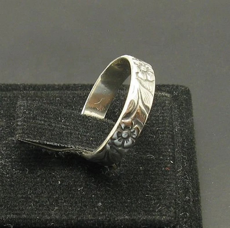 Women's Retro Antique Silver Pattern Ring Image 2