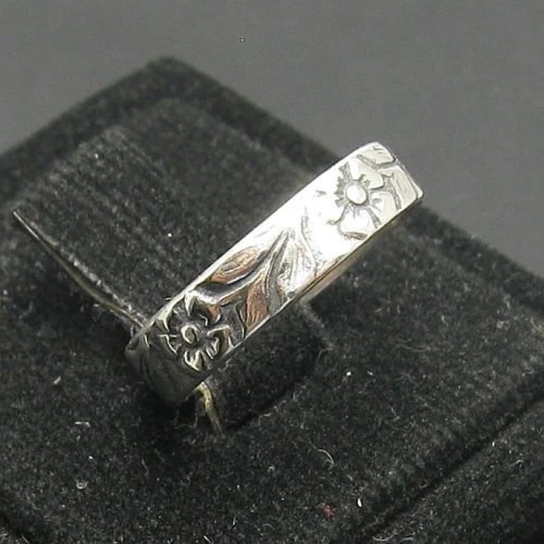 Women's Retro Antique Silver Pattern Ring Image 1