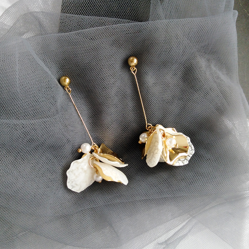 Pearl Shell Flower Earrings Image 4